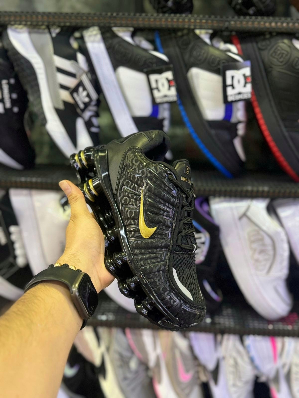 Nike Shox Mt Negro chulo dorado